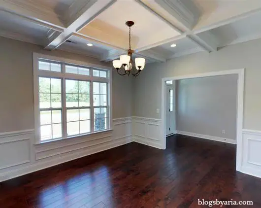 #traditional dining room with gorgeous molding