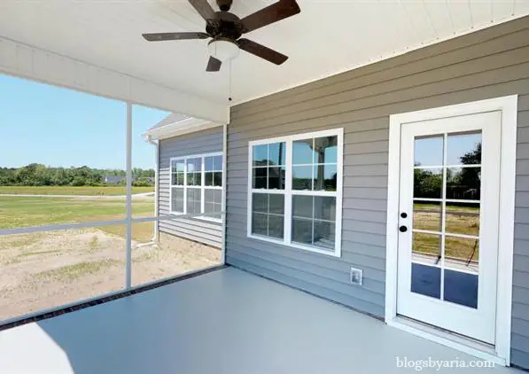 sunroom/screened in porch perfect for outdoor entertaining