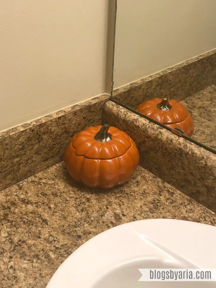 Fall decor touches in the powder room