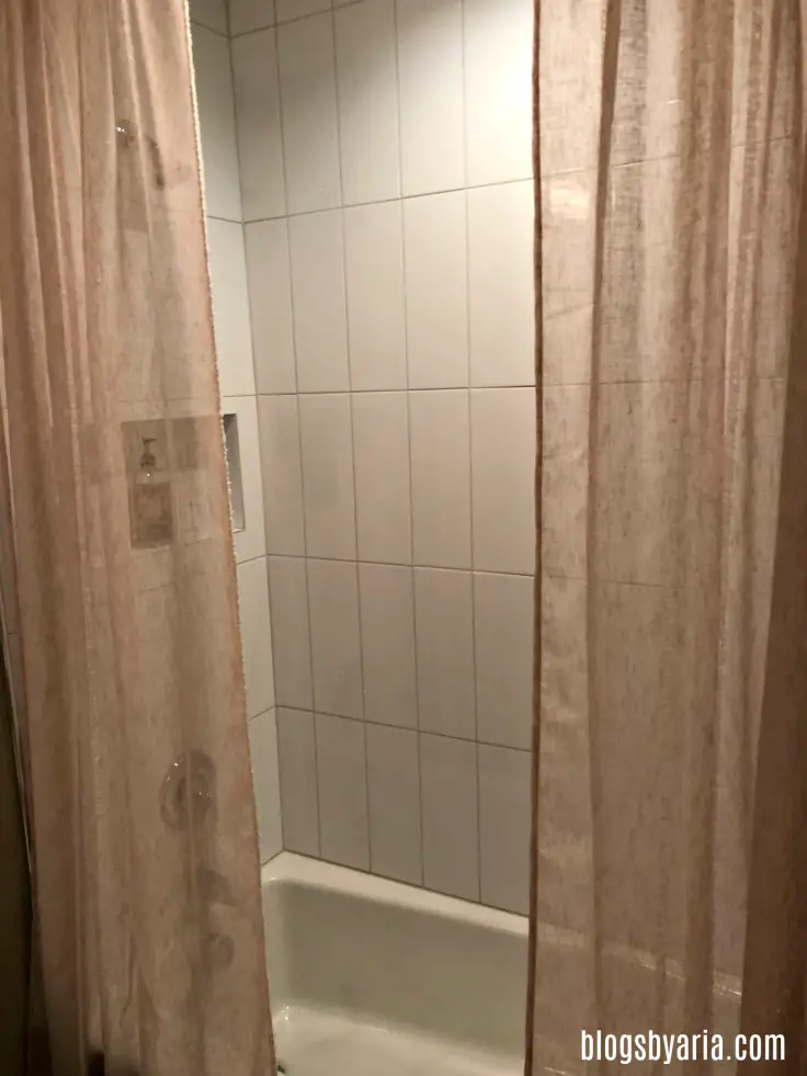 Guest room shower with vertical tile backsplash