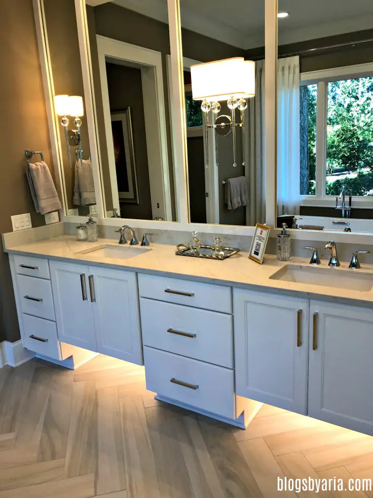 double vanity with under cabinet lighting creates an elegant and luxurious bathroom #bathroomideas