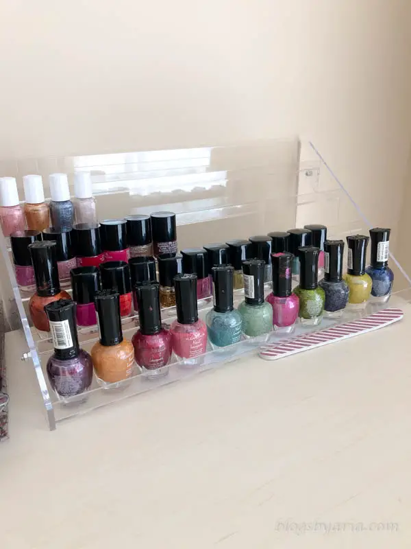 You can organize a small space in less than ten minutes! Here's a mini organization project organizing my daughter's nail polish collection. #beautyorganization #organize