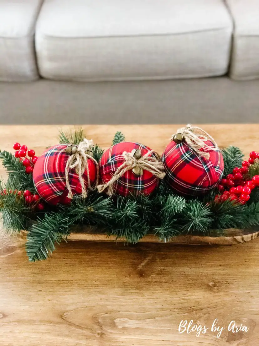 easy to make Christmas table centerpiece