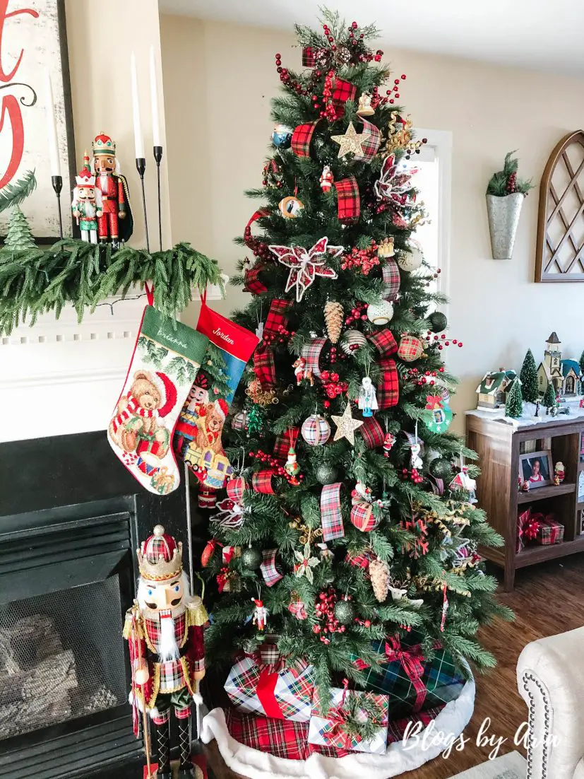 Cozy Classic Red Plaid Christmas Tree - Giggles Galore